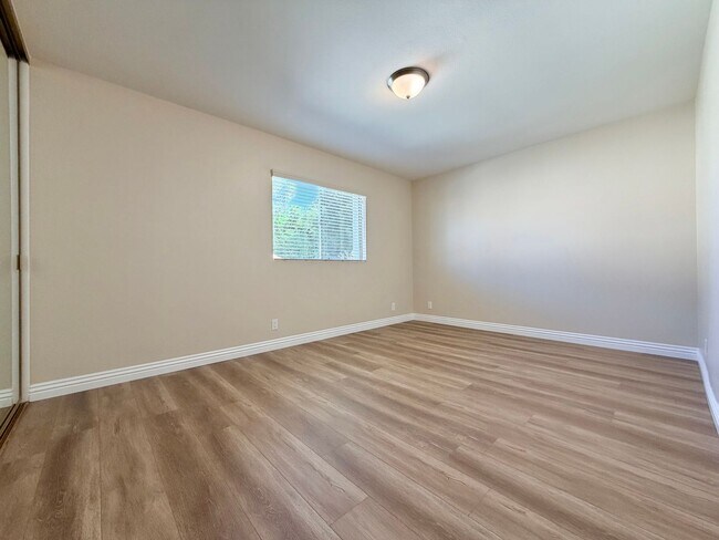 Building Photo - Beautiful End-Unit Townhome 2 bedroom and 1.5 bath