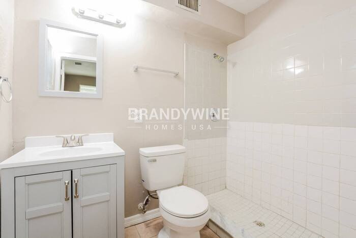 Building Photo - 700 E 7th St