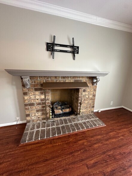 Gas Fireplace - 2116 Hobbs Rd