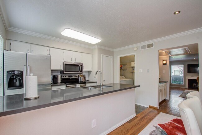 Building Photo - 5807 Beverly Hill St