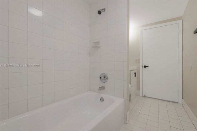 Building Photo - 3211 Sabal Palm Manor