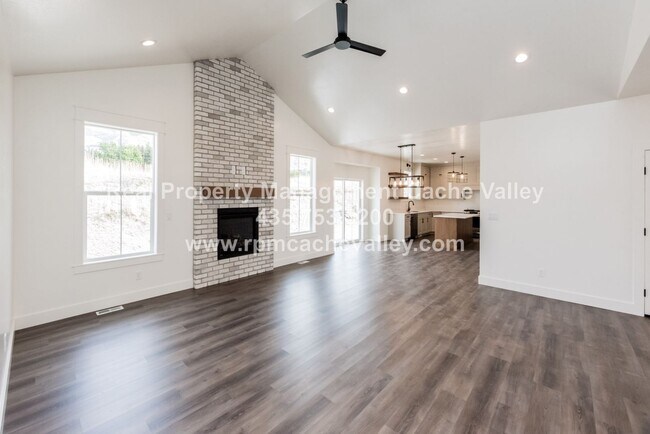 Building Photo - Gorgeous 3 br 2 bath home in Hyde Park! Ha...