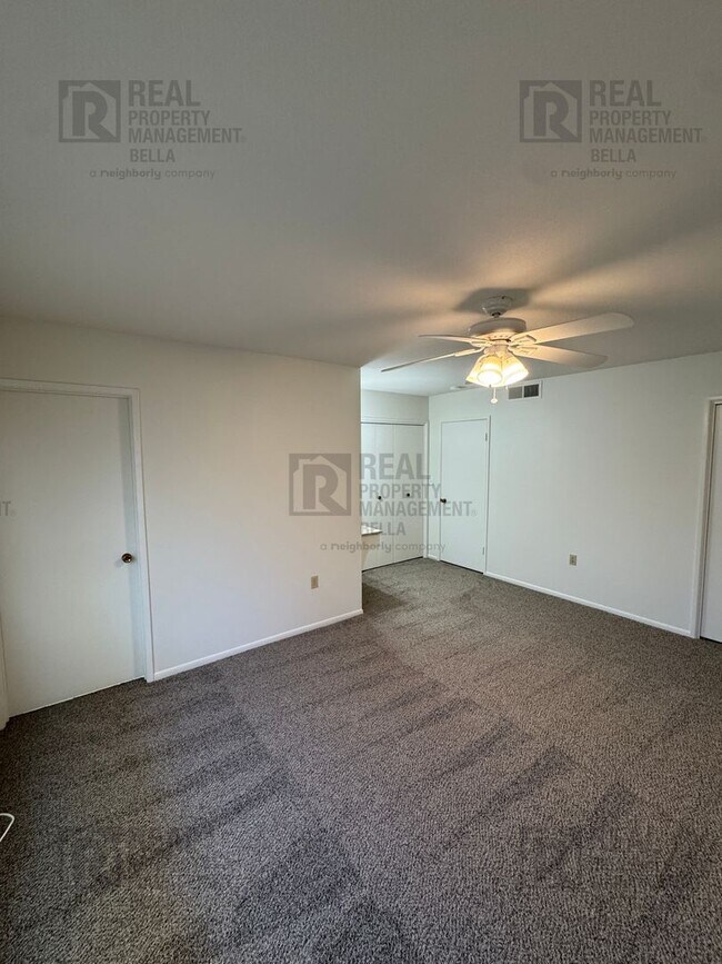 Building Photo - Spacious 3-Bedroom Home with Sunroom & Upg...