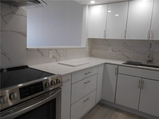 Building Photo - 1301 NE Miami Gardens Dr