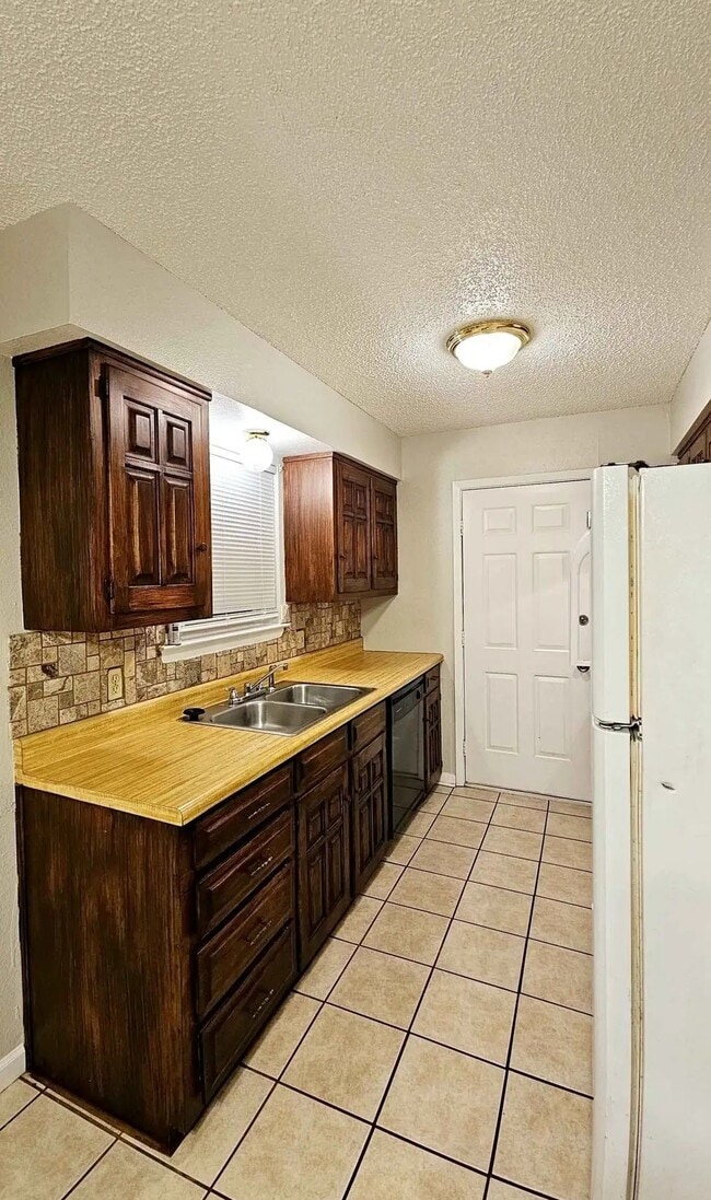 Building Photo - 140 Gerald St