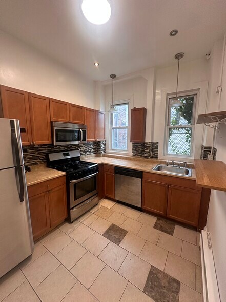 Primary Photo - 1 W Biddle St