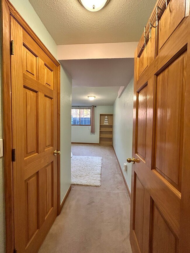 Building Photo - Spacious Garden-level Condo with Kitchenet...
