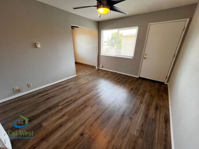 Building Photo - $1995 - Cozy 1/1 located near the Rose Garden