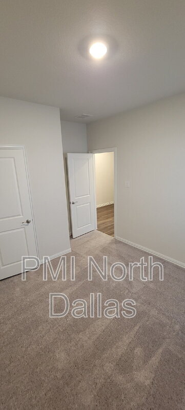 Building Photo - 2633 Oneida Ln