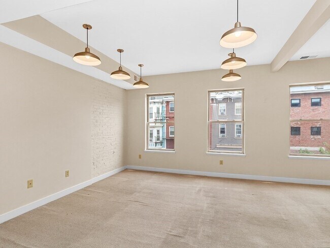 Building Photo - 297 Meridian St