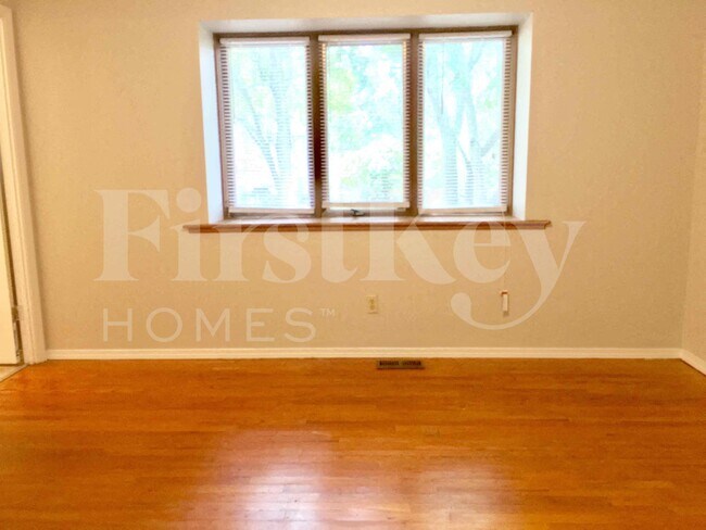 Building Photo - 2275 Glenoro Dr