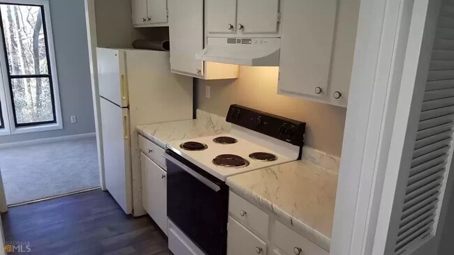 Building Photo - Room in 2 Bedroom Condo at Roberts Dr