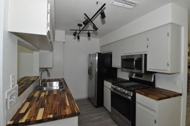 Building Photo - Great single level home in Anderson Mill. ...