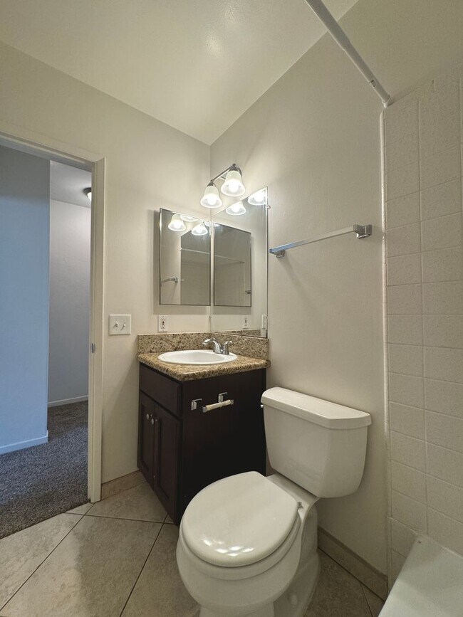 Building Photo - GREAT LOCATION! POINT LOMA 2BD/1.5BA TOWNH...