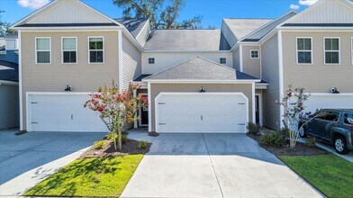 Building Photo - The Commons Stunning Townhome - 3 Bed 2.5 ...