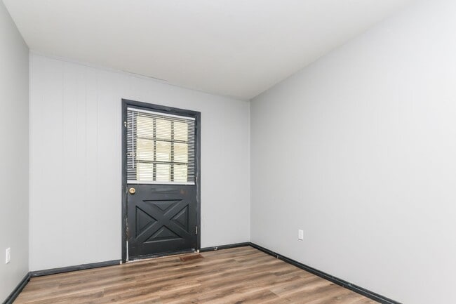 Building Photo - 3 Bed 1 Bath Single Family Home in Springfield!