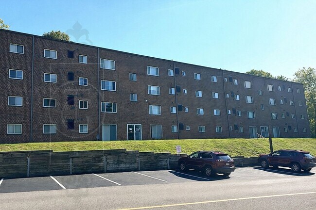 Building Photo - Move In Ready! North Hills School District-2 BR/1BA, Central AC, LVP Floors, Upgraded Kitchen, Ba...