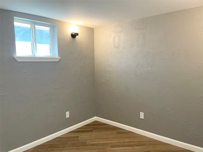 Building Photo - 7515 Bayway Dr