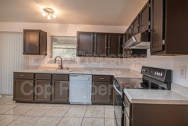 Building Photo - 7127 Still Hollow Dr