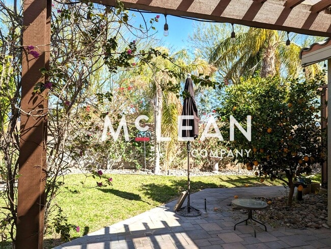 Building Photo - Beautiful Three Bedroom Home - Pet Friendly!
