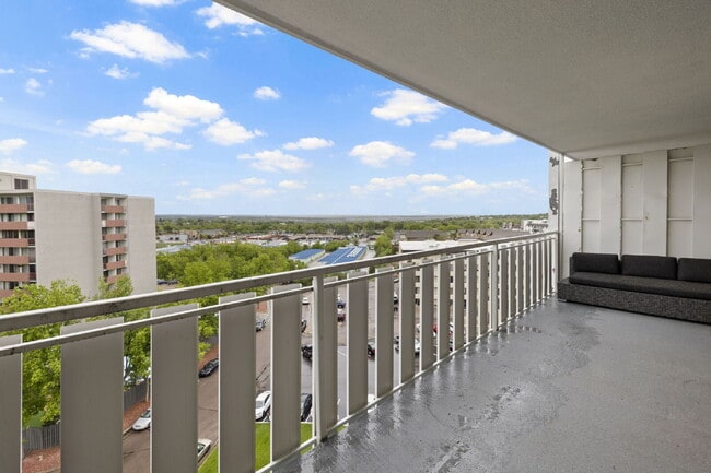 Building Photo - Live Above It All at the Satellite Condo 1 bed 1 bath!