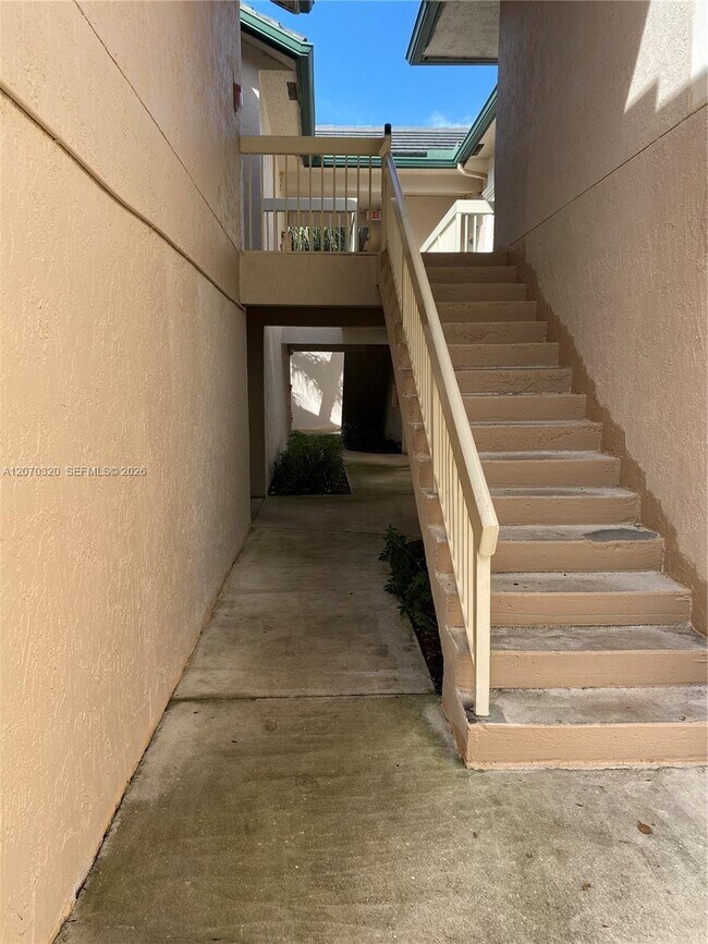 Building Photo - 9755 Westview Dr