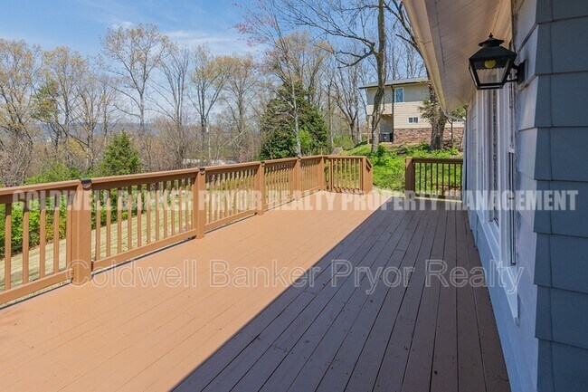 Building Photo - 323 Walsh Rd