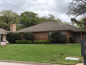 Building Photo - Duplex - 2 Bedroom/2 Bath /2 Car Carport