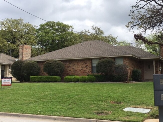 Primary Photo - 2 Bedroom/2 Bath/2 Car Carport Duplex