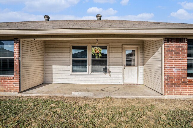 Building Photo - Welcome to this charming 3-bedroom, 2-bath...