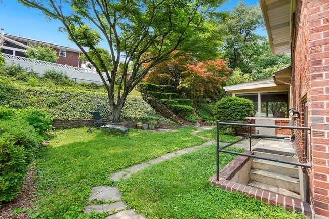 Building Photo - Spacious Split Level on Sundale Stone's Th...