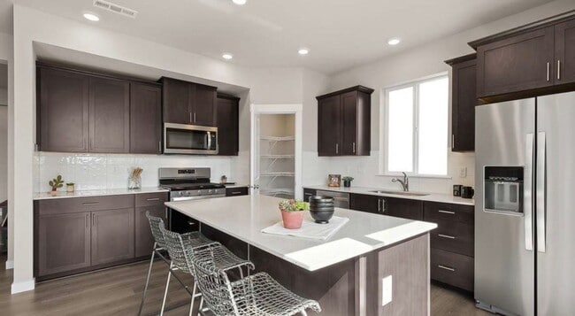 Building Photo - Modern 5 Bed Home