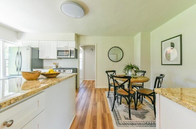 Building Photo - 402 E Calumet Rd