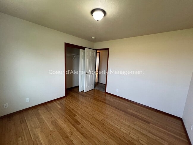 Building Photo - Well Maintained 4 bed house in The Landings