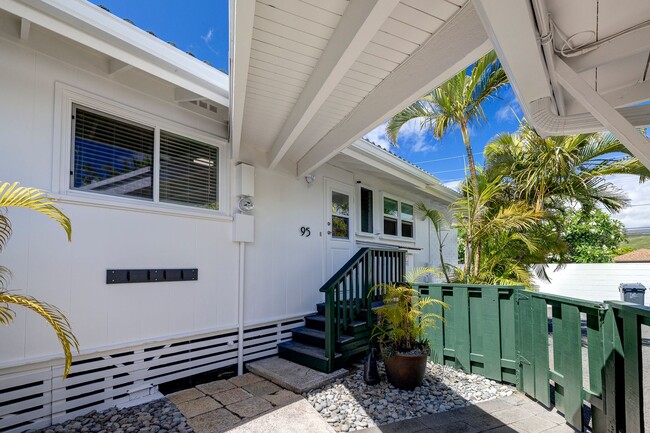 Building Photo - Mid-century modern Kalaheo Ave. Beach side...