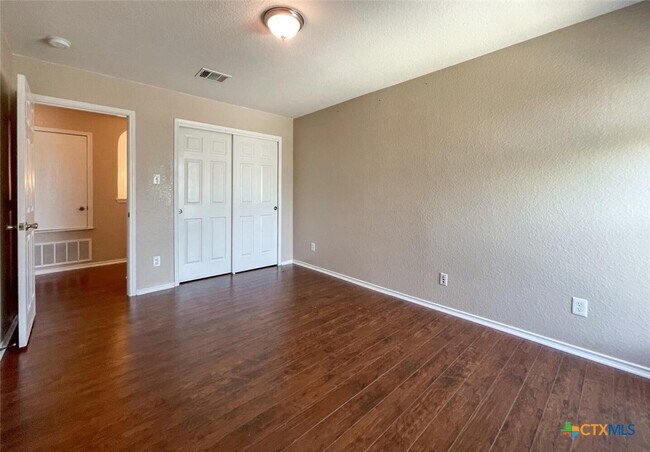 Building Photo - 2237 Stoneleigh Dr