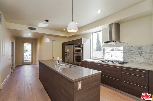 Building Photo - 1250 N Harper Ave