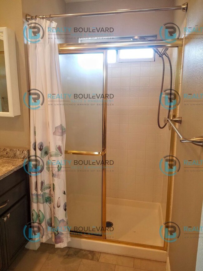 Building Photo - Amazing 4 Bedroom 2.5 Bathroom Home! Locat...