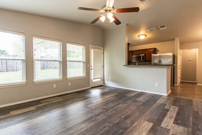 Building Photo - Beautiful 3 Bed 2 Bath Home in Moore School District!