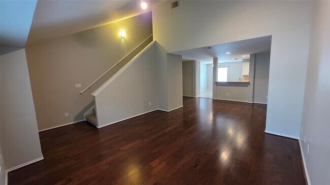 Building Photo - 914 W Heights Hollow Ln