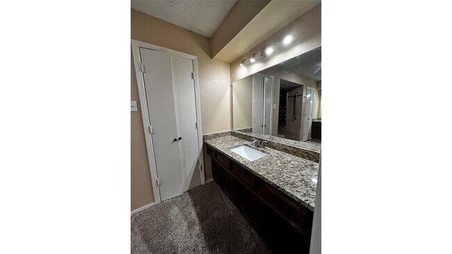 Building Photo - 1025 Cloverdale Ln