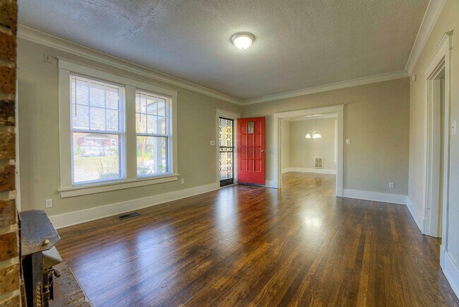 Building Photo - Gorgeous, renovated Midtown 3/1.