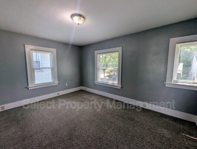 Building Photo - 822 Nuttman Ave