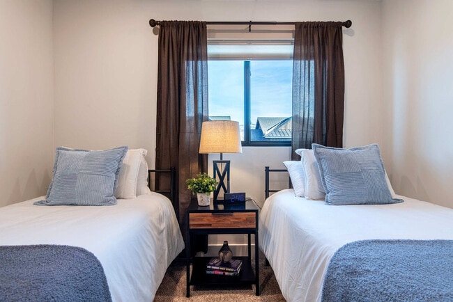 Building Photo - 690 Stone Peak Lp