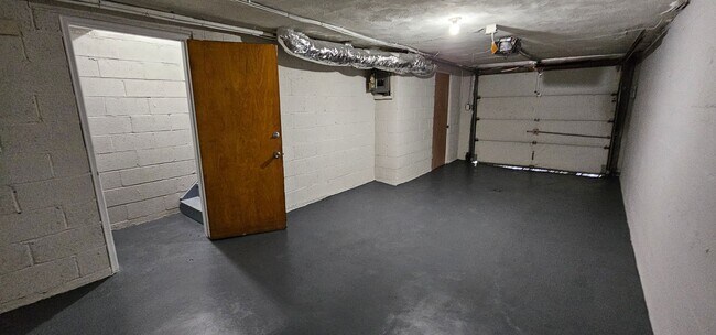 Building Photo - Beautiful 2BR/1BA Townhome with Attached Garage and W/D Hookups