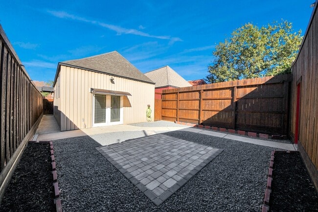 Building Photo - 832 W 27th St