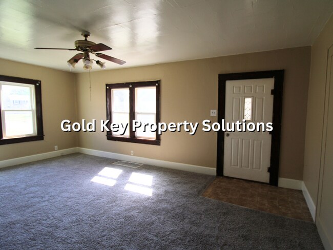 Building Photo - Spacious 2 BR 1 BA House with Nice Covered...