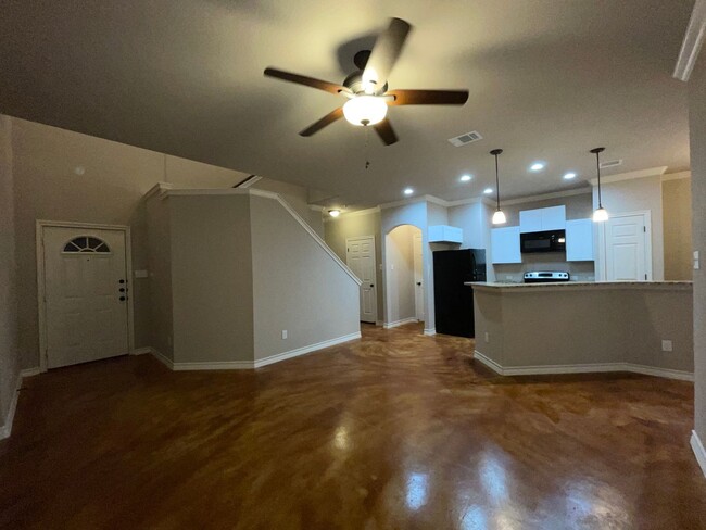 Building Photo - Town home for rent