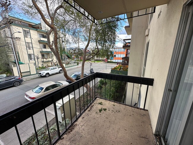 Building Photo - Spacious 1 Bedroom near Lake Merritt! FIRS...