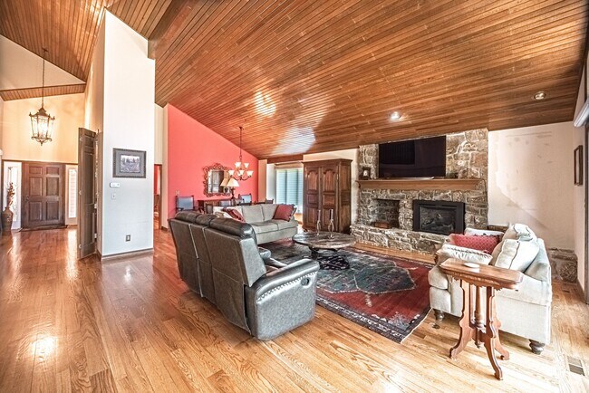 Building Photo - Luxury Living at Camels RIdge